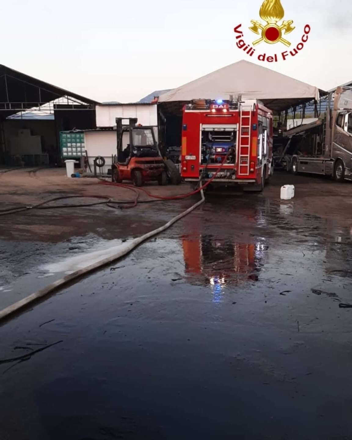Bellizzi, incendio nella zona industriale: al momento nessun allarme ambientale Bellizzi, incendio nella zona industriale: al momento nessun allarme ambientale