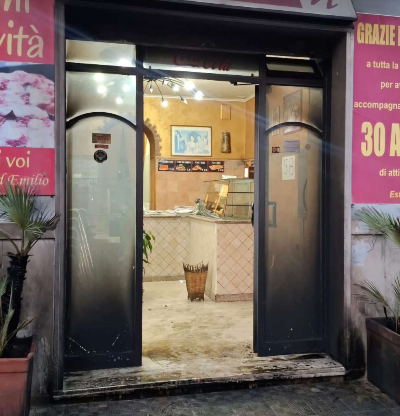 saracinesca di una pizzeria danneggiata i carabinieri indagano