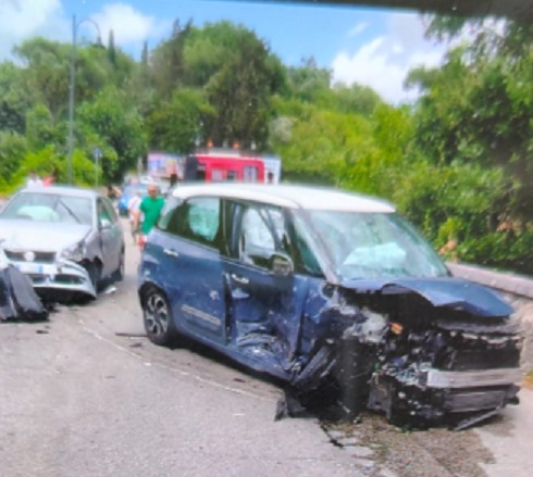 Scontro tra due auto sulla Provinciale a Cerreto: danneggiata la spalletta del ponte Scontro tra due auto sulla Provinciale a Cerreto: danneggiata la spalletta del ponte