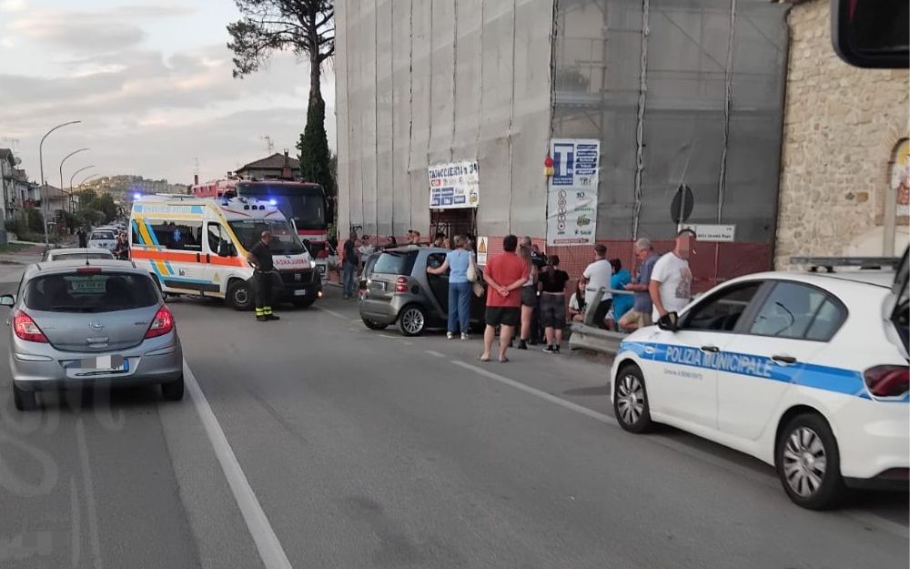 incidente tra due auto sulla statale appia quattro feriti