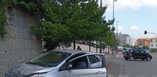 Benevento, scontro in via Aldo Moro: auto finisce contro fioriera