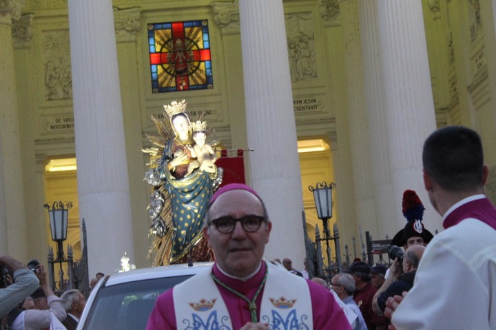 La Madonna delle Grazie esce in Processione per invocare la pace nelle guerre globali