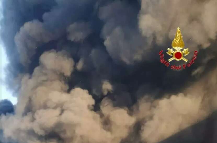 Rogo in un’azienda rifiuti a Pastorano, fiamme sotto controllo Rogo in un’azienda rifiuti a Pastorano, fiamme sotto controllo