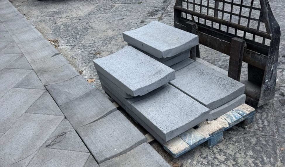Napoli, lavori via Toledo: nuove perplessità su pietra lavica tra estetica e ‘bollori’ Napoli, lavori via Toledo: nuove perplessità su pietra lavica tra estetica e ‘bollori’