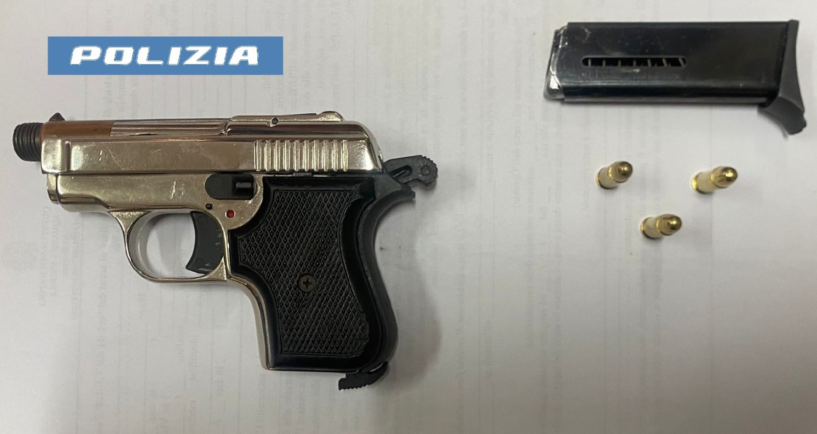destinatario di un provvedimento per la carcerazione viene sorpreso con un8217arma arrestato