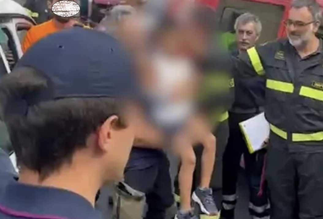 Ritrovato vivo il bimbo scomparso a Ventimiglia, era su una collina dietro il campeggio Ritrovato vivo il bimbo scomparso a Ventimiglia, era su una collina dietro il campeggio