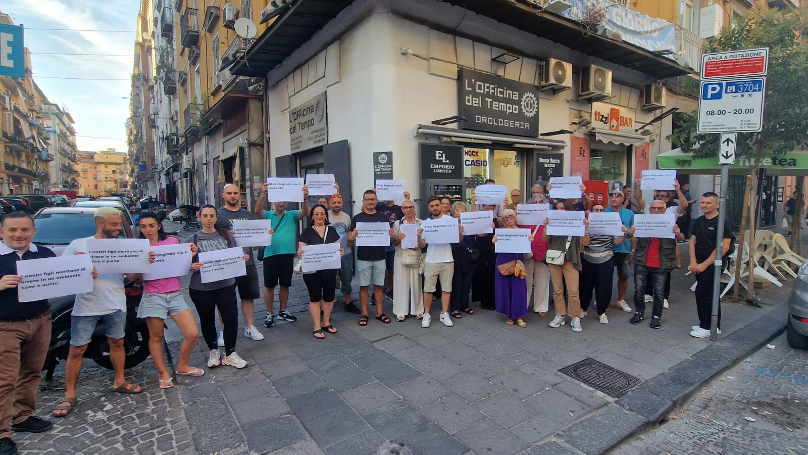Rione Vasto, sit in contro il ‘mercato della monnezza”: “Ripristinare decoro e sicurezza” Rione Vasto, sit in contro il ‘mercato della monnezza”: “Ripristinare decoro e sicurezza”