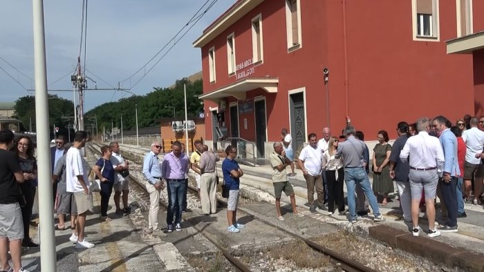 Ferrovia Valle Caudina, ennesimo rinvio: cittadini e associazioni in protesta ad Arpaia Ferrovia Valle Caudina, ennesimo rinvio: cittadini e associazioni in protesta ad Arpaia