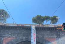 ‘Agire contro crisi climatica e biocidio’: striscioni alla galleria Acton