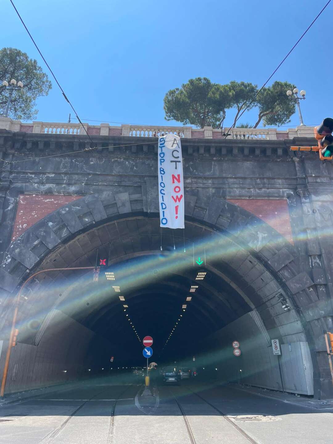 ‘Agire contro crisi climatica e biocidio’: striscioni alla galleria Acton