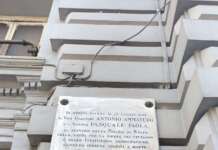 Ripristinata la targa vandalizzata in memoria di Ammaturo in piazza Nicola Amore