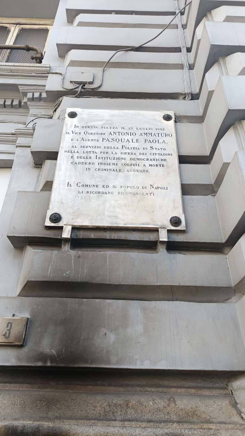 Ripristinata la targa vandalizzata in memoria di Ammaturo in piazza Nicola Amore Ripristinata la targa vandalizzata in memoria di Ammaturo in piazza Nicola Amore