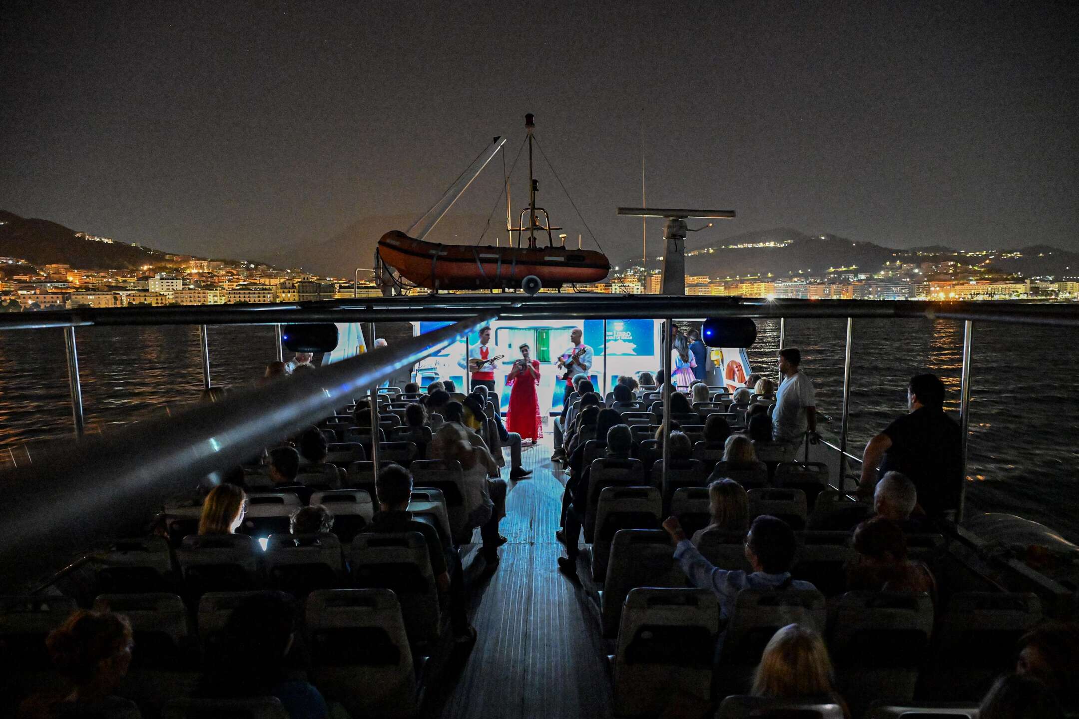 Dal Porto Turistico Masuccio Salernitano a Positano, molla gli ormeggi il traghetto dei libri Dal Porto Turistico Masuccio Salernitano a Positano, molla gli ormeggi il traghetto dei libri