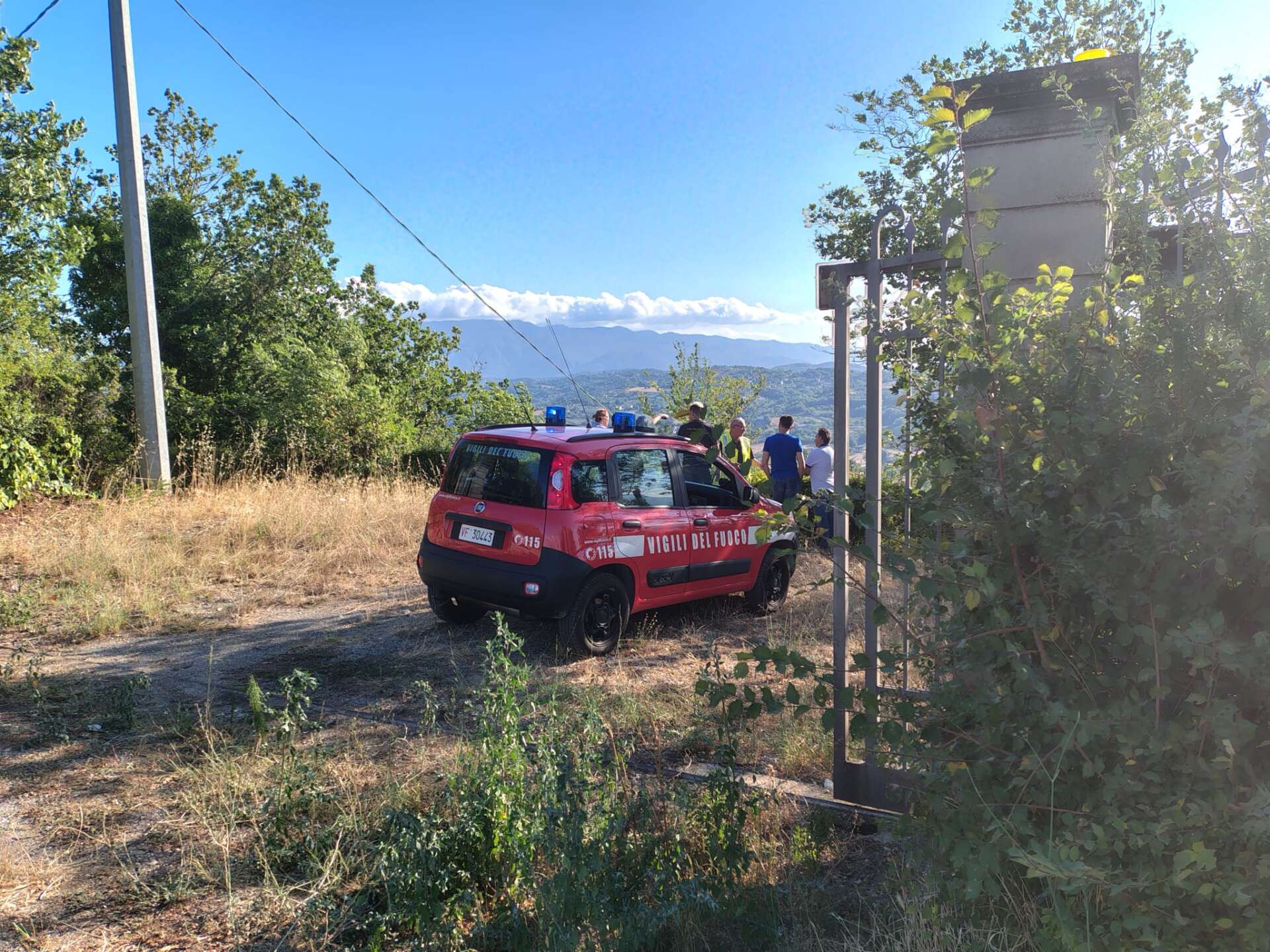 Incendio boschivo minaccia abitazioni: allarme tra i residenti Incendio boschivo minaccia abitazioni: allarme tra i residenti