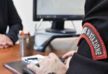 Trova bancomat e inizia a fare acquisti: deferito 40enne