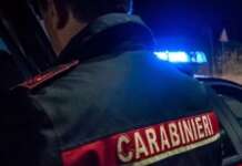 Prova a scagliarsi contro i carabinieri, cameriere arrestato