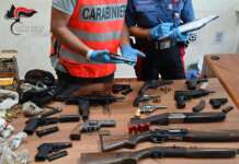 Arsenale in un immobile disabitato con mitragliatrice e fucili