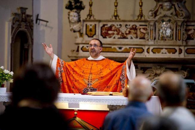 Mercogliano, l’iniziativa di don Vitaliano scuote le coscienze Mercogliano, l’iniziativa di don Vitaliano scuote le coscienze