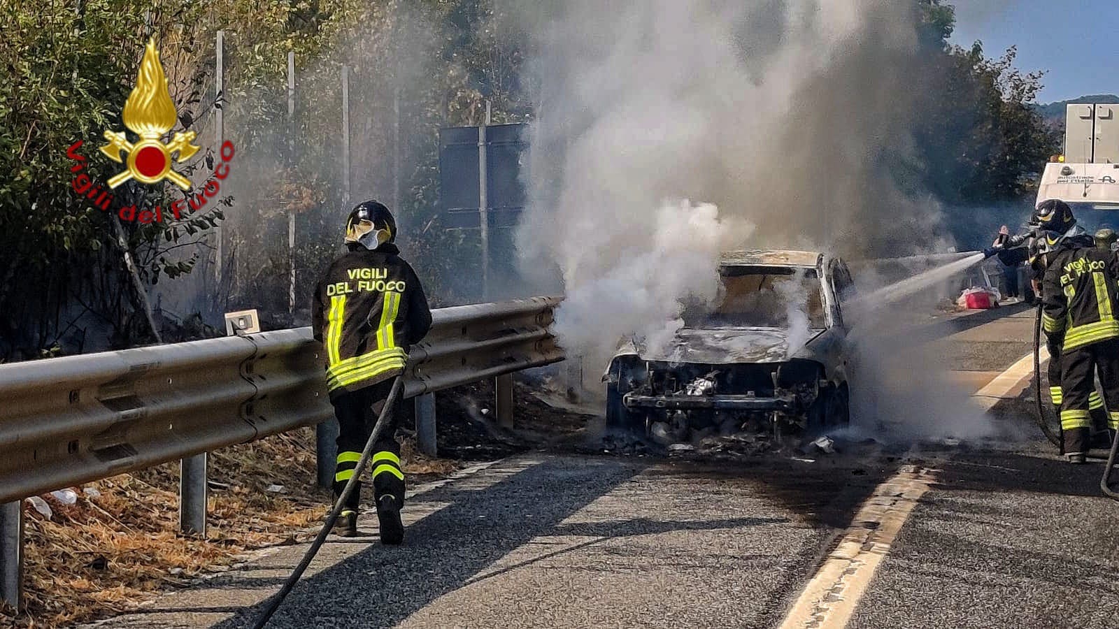 autovettura va a fuoco sull8217a16 tre bimbi a bordo nessun ferito