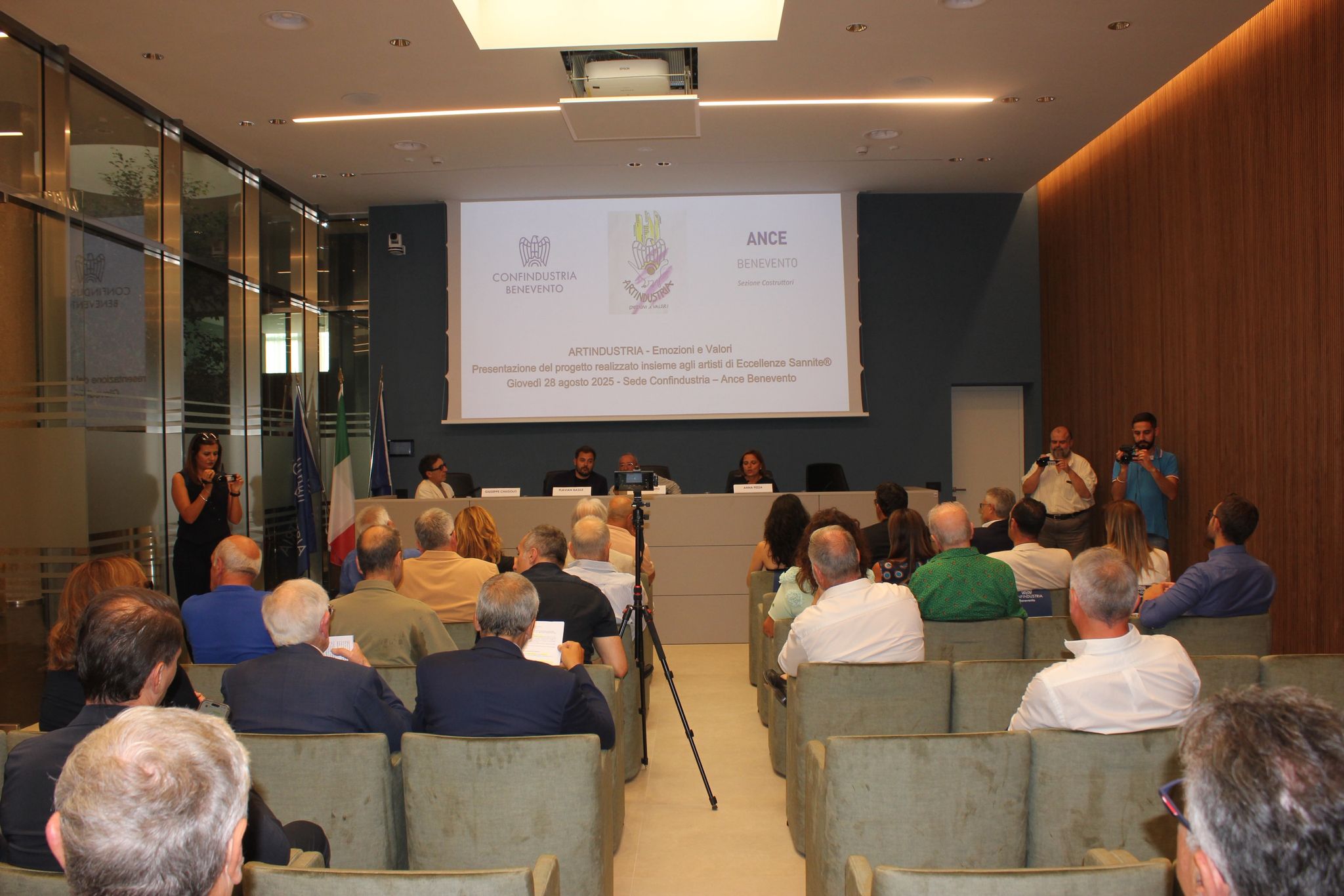 L’arte ritorna a rianimare Vico Noce: presentato il progetto “Artindustria emozioni & Valori” L’arte ritorna a rianimare Vico Noce: presentato il progetto “Artindustria emozioni & Valori”