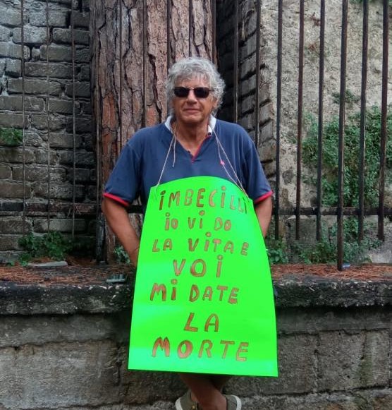 Taglio del pino secolare al Vomero, Carmine Attanasio: “Dovete abbattere prima me” Taglio del pino secolare al Vomero, Carmine Attanasio: “Dovete abbattere prima me”