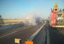 Tir carico di frutta distrutto da incendio: paura sull’A16