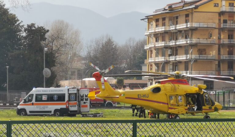 Autocarro si ribalta, un ferito grave elitrasportato al Moscati Autocarro si ribalta, un ferito grave elitrasportato al Moscati