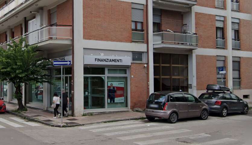 Scontro tra auto in centro città, tre persone ferite Scontro tra auto in centro città, tre persone ferite