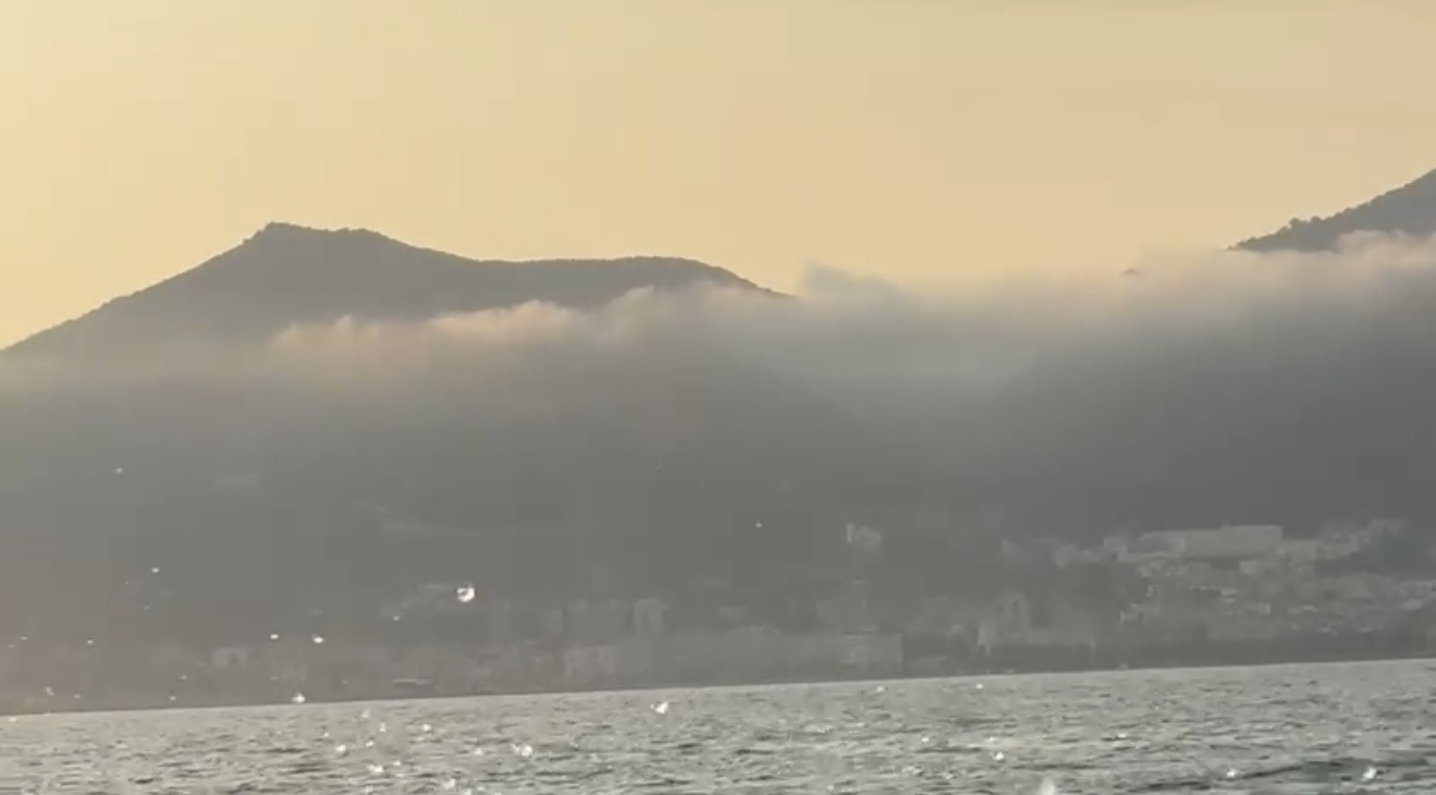 Incendio Vesuvio, il fumo avvolge anche la provincia di Salerno