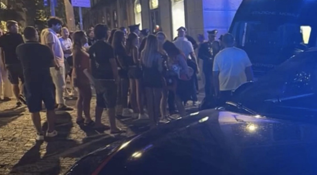 sicurezza stazione mobile dei carabinieri ferma scippatore dopo due colpi