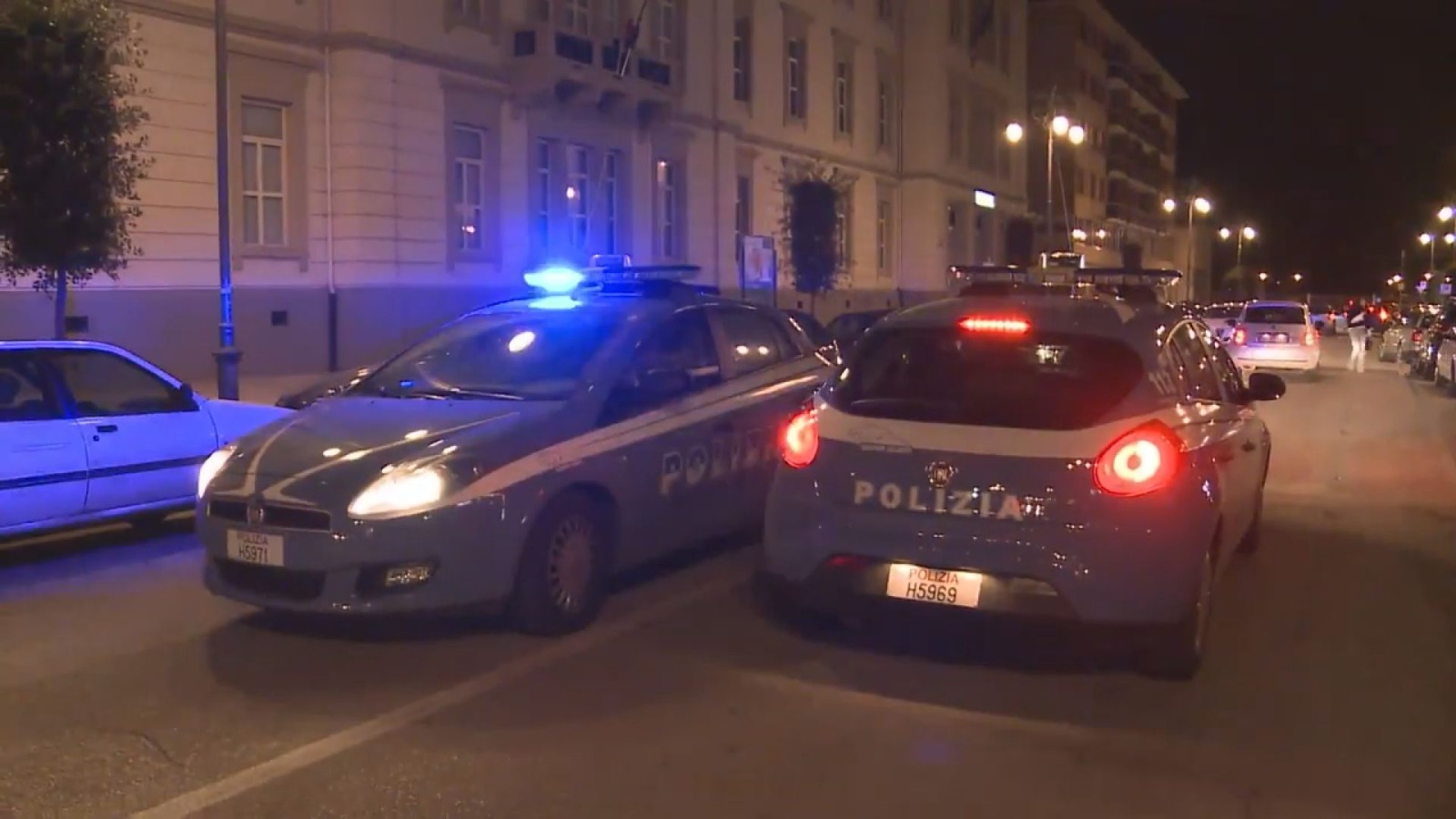Aggressione in pieno centro: madre colpita mentre protegge il figlio