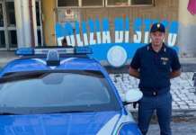 Bambino sott’acqua in piscina, poliziotto lo salva con le manovre di primo soccorso