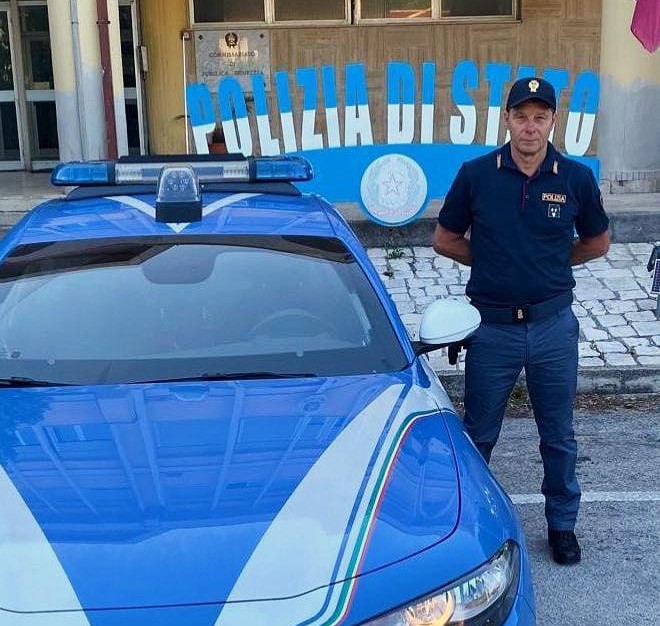 Bambino sott’acqua in piscina, poliziotto lo salva con le manovre di primo soccorso Bambino sott’acqua in piscina, poliziotto lo salva con le manovre di primo soccorso