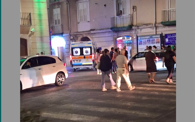 FOTO/ Bici attraversa la strada e prende un’auto: un ferito FOTO/ Bici attraversa la strada e prende un’auto: un ferito