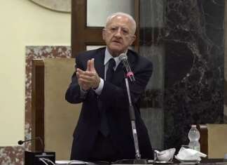 De Luca, il pentasindaco che attacca la sua stessa giunta