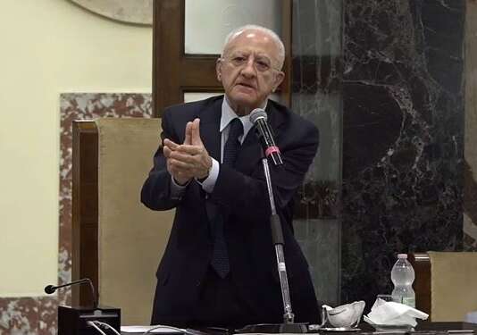 De Luca, il pentasindaco che attacca la sua stessa giunta