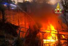 A fuoco una baracca: paura per le famiglie vicine