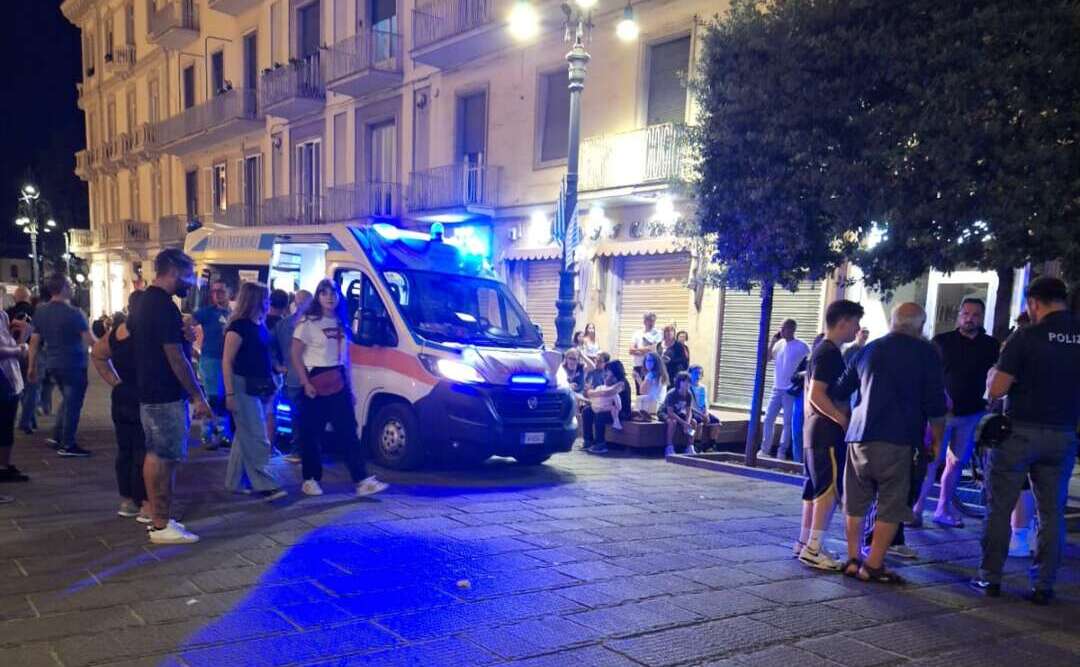 Paura in pieno centro, bambina travolta da un ciclista