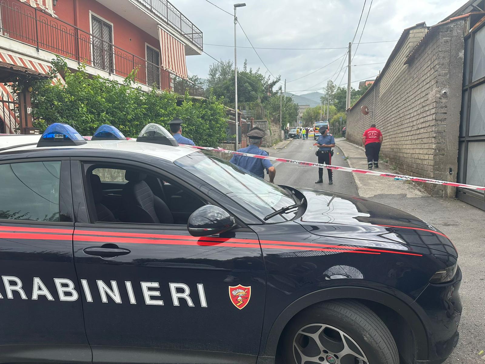 Cinque colpi di pistola, 35enne ucciso in strada: caccia ai killer