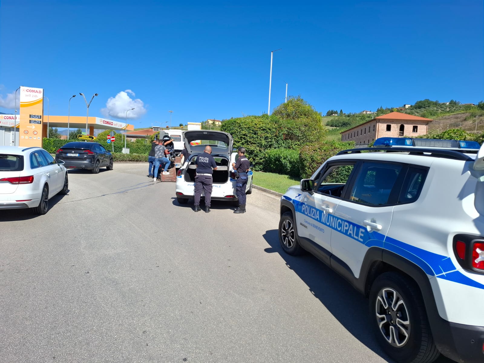 Ignora l’alt, fugge in moto: centauro inseguito e fermato Ignora l’alt, fugge in moto: centauro inseguito e fermato