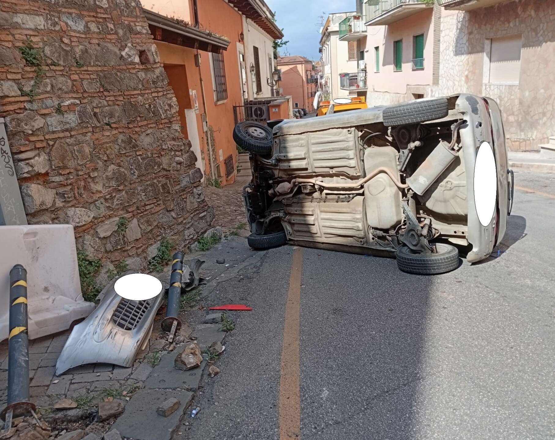 Auto abbatte dissuasori di sosta e si ribalta: tre feriti