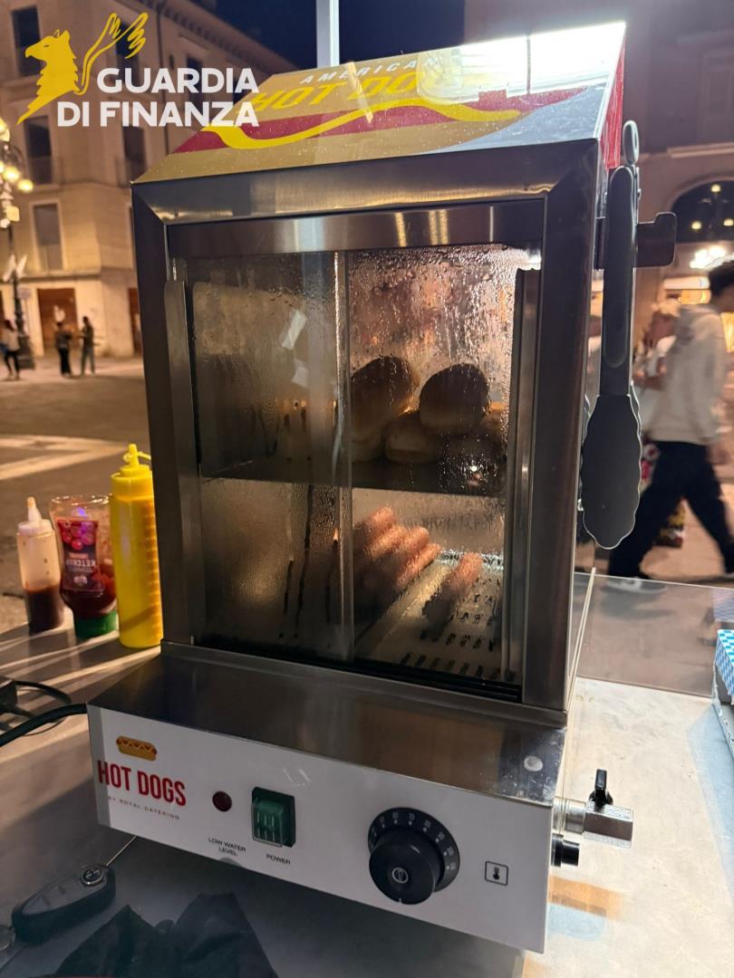 Guardia di Finanza, lotta all’abusivismo commerciale: sequestrato chiosco di panini in centro