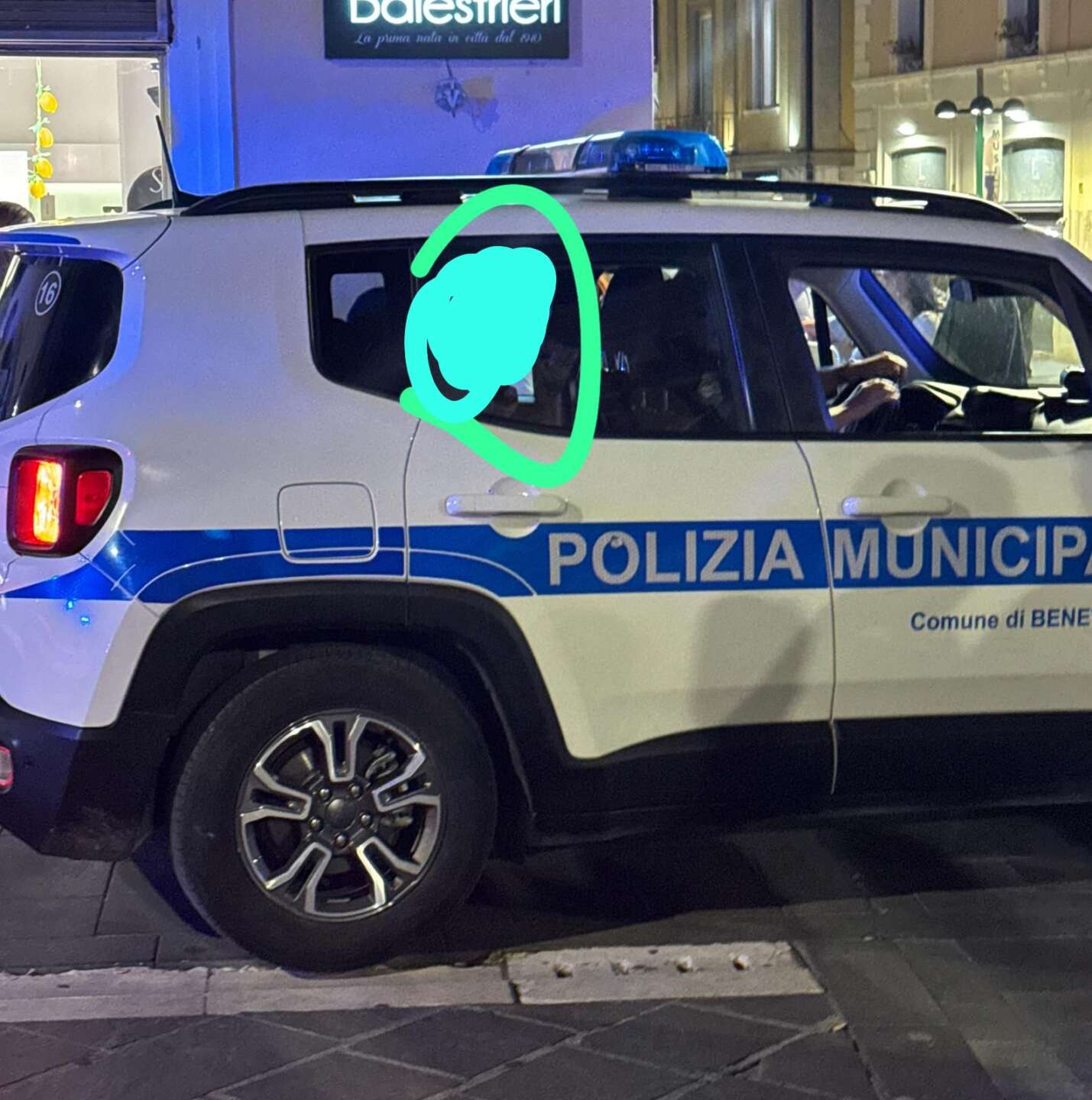Piazza Roma, importuna il personale sanitario: la Municipale lo porta al comando Piazza Roma, importuna il personale sanitario: la Municipale lo porta al comando