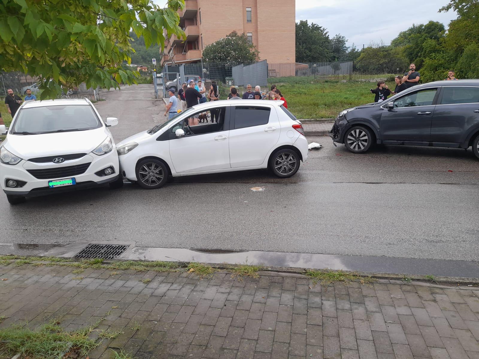 Incidente in via De Rienzo, tre auto coinvolte, una 40enne finisce in ospedale