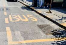 Fermate autobus a Napoli, doppia denuncia: “Insicure, non a norma, inadatte ai disabili”