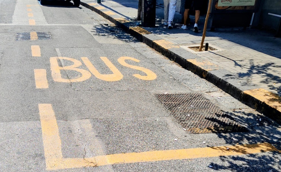 Fermate autobus a Napoli, doppia denuncia: “Insicure, non a norma, inadatte ai disabili”