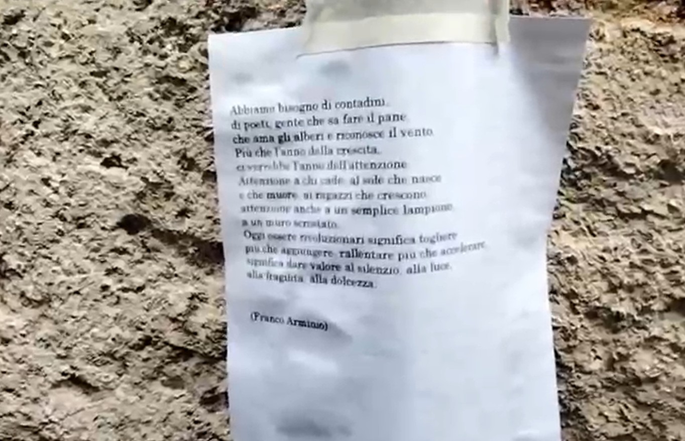 Sant’Angelo a Fasanella, Ferragosto poetico: apparsi fogli a via Roma con versi di Franco Arminio