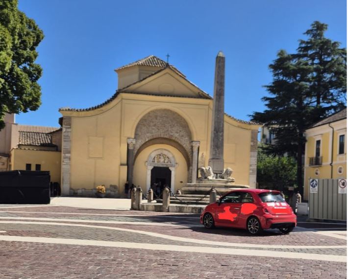 Sosta selvaggia a piazza Santa Sofia e viavai di auto: lettera aperta di un cittadino Sosta selvaggia a piazza Santa Sofia e viavai di auto: lettera aperta di un cittadino