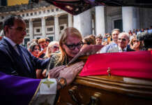 L’ultimo saluto a dj Godzi, la famiglia: “Combatteremo per la verità”