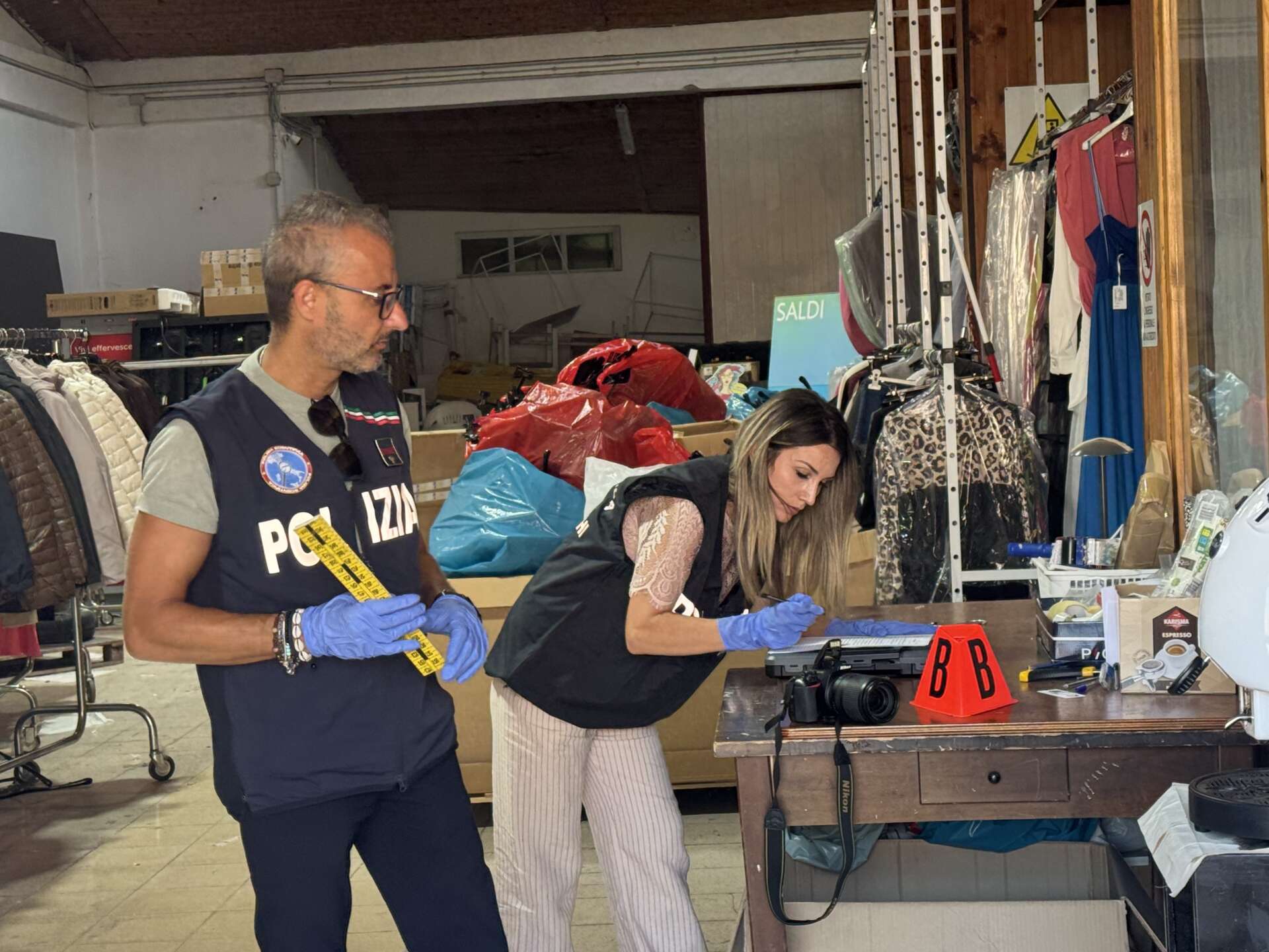 Furto al regno delle griffe: i ladri fanno shopping e rubano anche un rolex da 80mila euro
